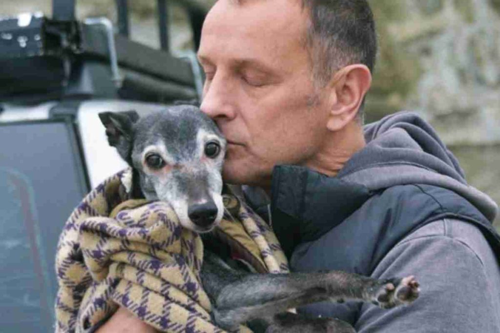 Hunderte gingen mit Whippet Walnut zum letzten Mal Gassi am Strand