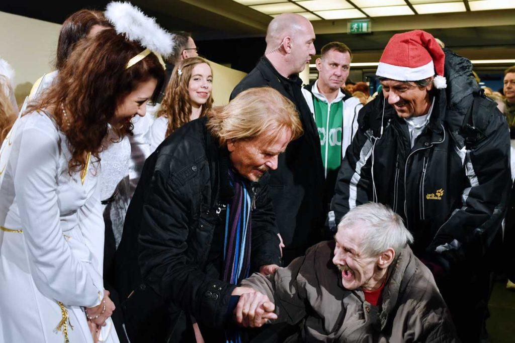 obdachlose-und-ihre-hunde-feiern-mit-frank-zander-im-hotel-2