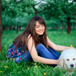 urban-dog-girl-mit-retriever-im-park