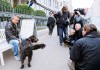 Mischlingshund Toby und sein Besitzer (l) warten am 13.04.2016 vor ihrem Wohnhaus in Hannover