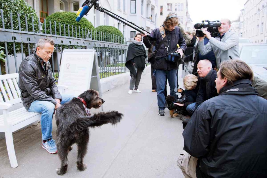 Mischlingshund Toby und sein Besitzer (l) warten am 13.04.2016 vor ihrem Wohnhaus in Hannover