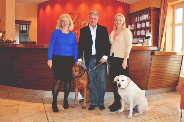 Familie Kurowski mit Hunden im Hotel Loev