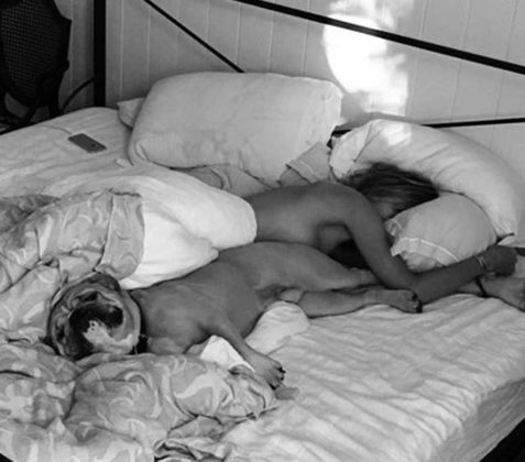 Heidi Klum im Bett mit ihrem Hund