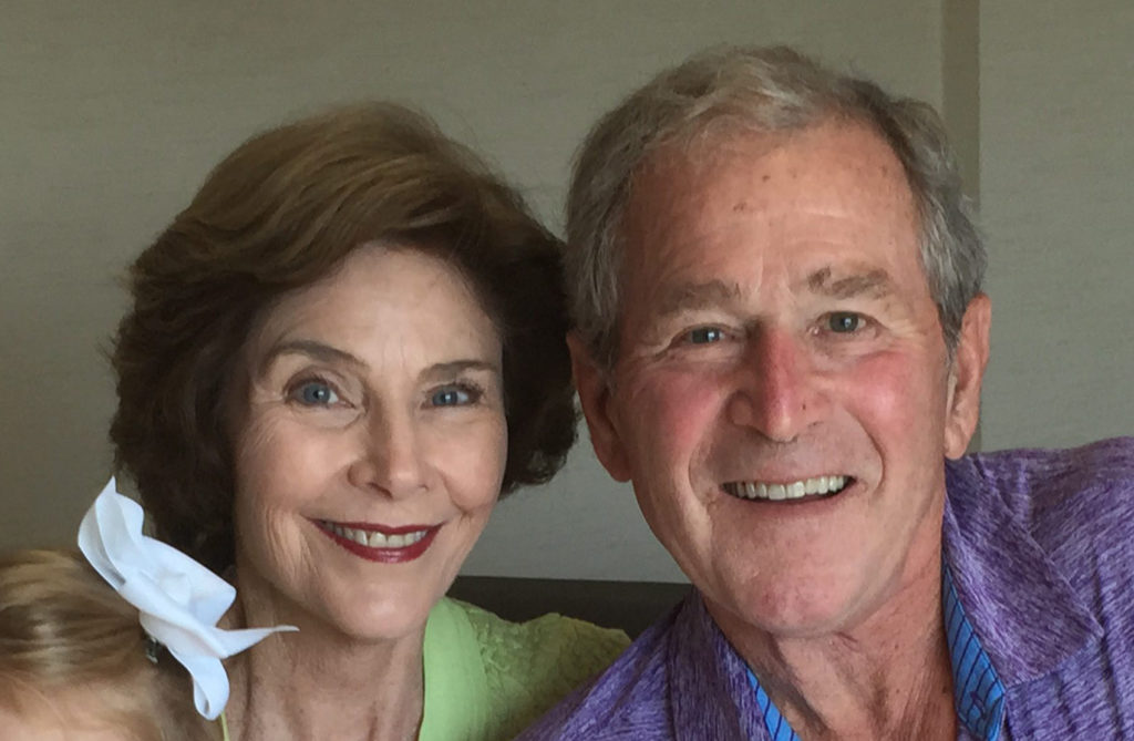 George W. Bush adoptiert Hundewelpen